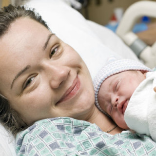 Mulher com seu bebê após o parto - Foto: Getty Images