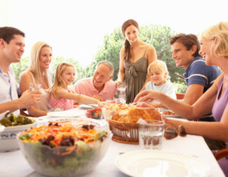 Comer em família e dar bons exemplos alimentares ajuda a prevenir distúrbios alimentares