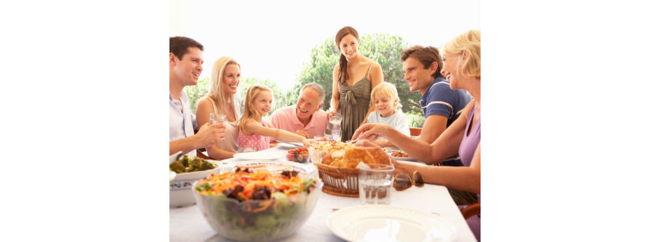 Comer em família e dar bons exemplos alimentares ajuda a prevenir distúrbios alimentares