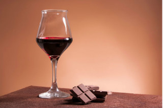 Vinho e chocolate, dois alimentos base da dieta SIRT - Foto: Getty Images