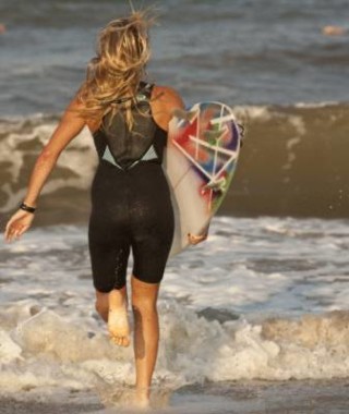Surfe tonifica os músculos e alivia o estresse