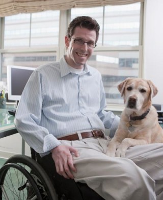 Homem em cadeira de rodas e cão - Foto: Getty Images
