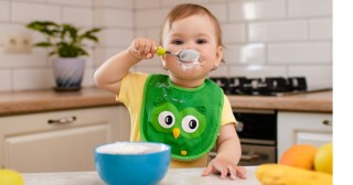 Bebê comendo iogurte de colher