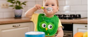 Bebê comendo iogurte de colher