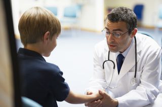 menino consulta médico