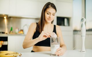 mulher preparando whey protein