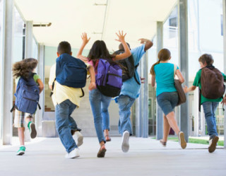 crianças correndo na escola