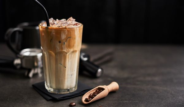 O café gelado ainda é rico em antioxidantes e cafeína - Foto: xMarshall/Shutterstock