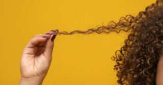Como acabar com o frizz em cabelo cacheado? (Foto: Shutterstock)