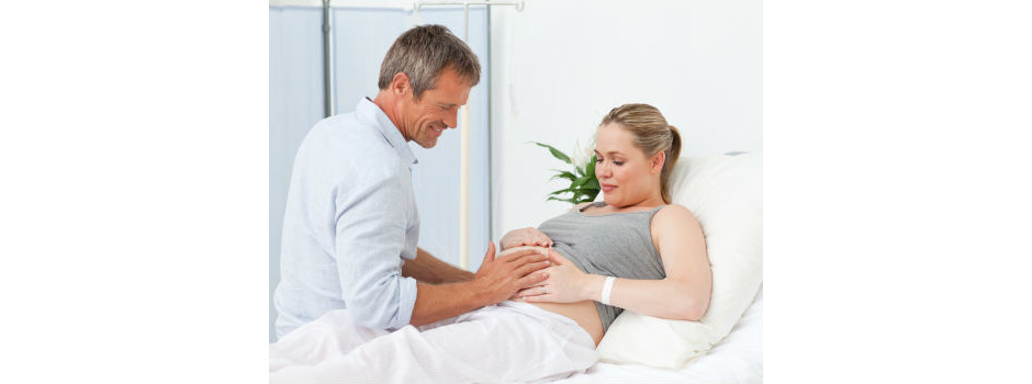 Marido e mulher antes do parto: só é possível saber se o bebê passará pelo quadril na hora do parto