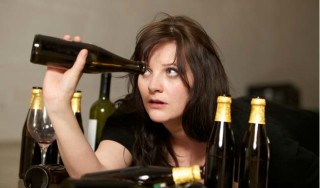 Mulher abusando do álcool - Foto: Getty Images