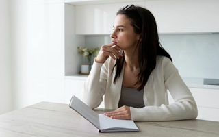 Mulher distraída durante leitura