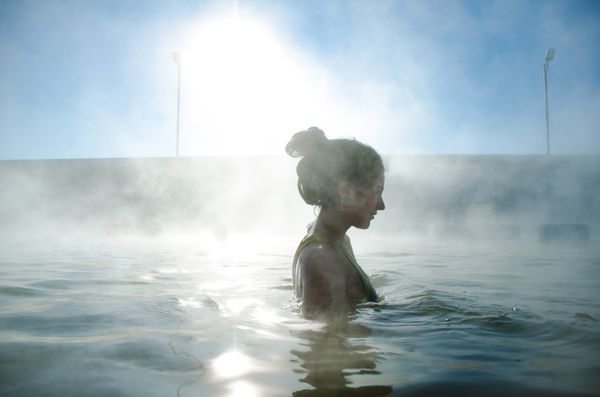 mulher tomando banho de águas termais