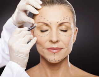 Implante facial pode ser feito com preenchimentos líquidos ou sólidos