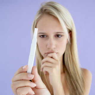 Adolescente com teste de gravidez - Foto: Getty Images