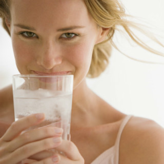 mulher bebendo água gelada