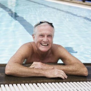 Idoso na piscina- Foto Getty Images