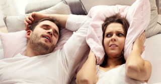 Dormir com alguém que ronca prejudica a sua saúde, diz estudo