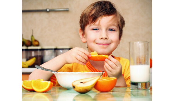 criança comendo laranja 