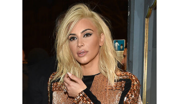 Kim Kardashian adotou visual com cabelos loiros platinados
