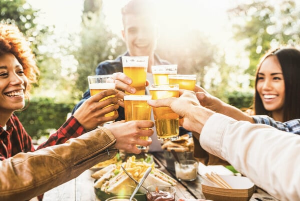 Grupo de amigos brindando com copo de cerveja