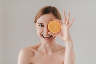 Guia da vitamina C: como escolher o melhor produto para a pele