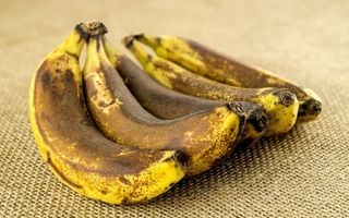 imagem de um cacho de bananas bem maduras