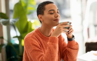 mulher bebendo uma xícara de café