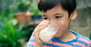 Crianças devem beber apenas leite e água até os 5 anos