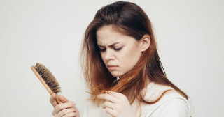 Mulher indignada com a queda de cabelo
