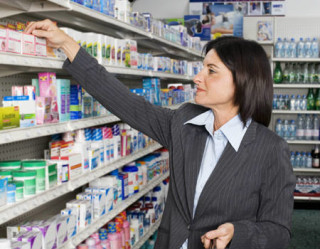 mulher pegando remédios na farmácia