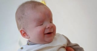 Bebê que nasceu sem os olhos está a procura de uma família para ser adotado
