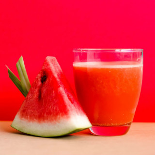 Ao consumir o suco de melancia, tome cuidado com a adição de açúcar - Foto: Pexels