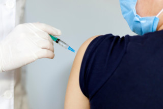 adolescente sendo vacinada