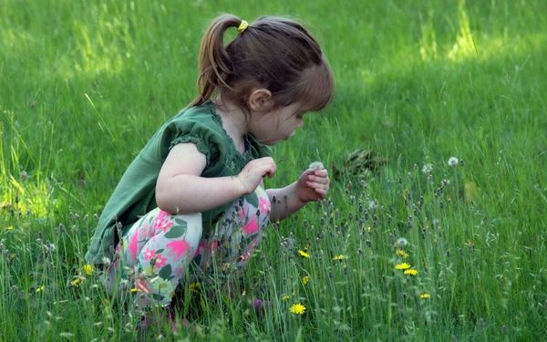 menina brincando no jardim