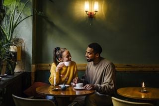 Homem e mulher em um café