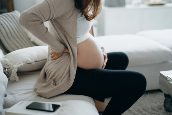 Mulher grávida com contrações no sofá