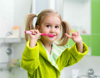 A criança só deve escovar os dentes sozinha quando tiver a coordenação motora bem desenvolvida