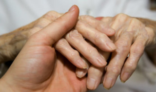 Mãos com artrite reumatoide - foto: Getty Images
