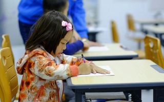 criança estudando