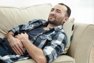 Homem com dor na barriga - Foto: Shutterstock