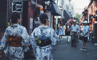 Mulheres japonesas caminhando em rua movimentada