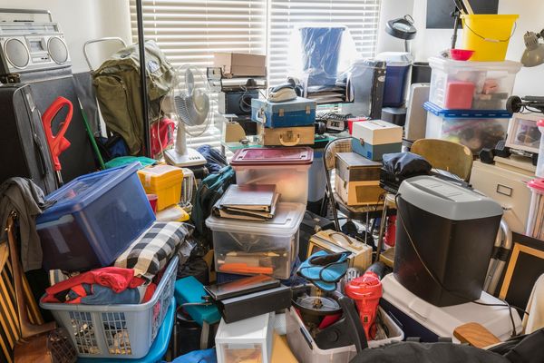 Cômodo de uma casa com vários objetos acumulados