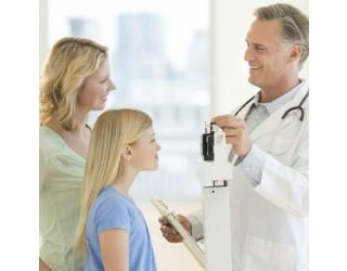 Médico conversando com paciente e sua mãe - Foto: Getty Images