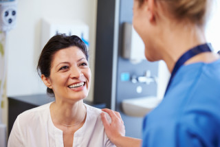 Método conhecido como crioterapia pode ser indicado para mulheres em tratamento de câncer de mama e ovário