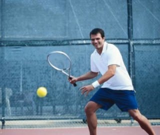 Tênis é esporte completo que define músculos e queima gorduras
