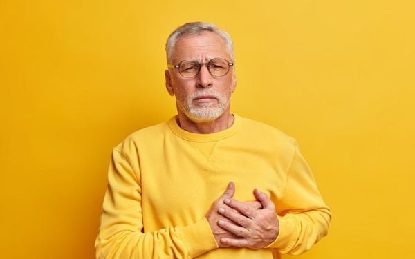 homem com a mão peito