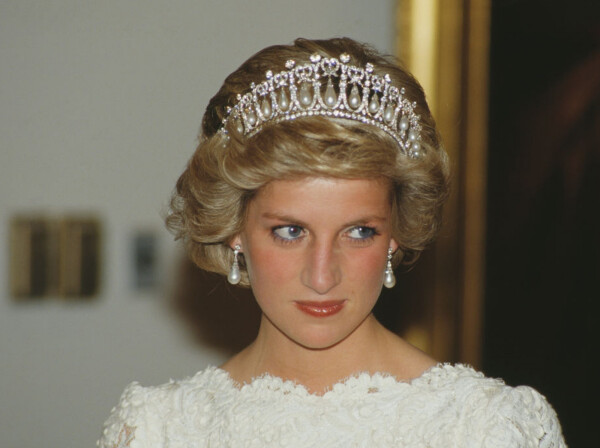 Princesa Diana de Gales em um vestido branco e uma coroa