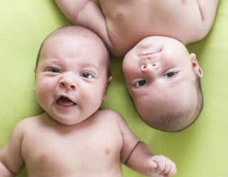 Gravidez gemelar pode ser de risco, e a fertilização in vitro tem técnicas para reduzir essas chances