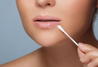 Cotonete com corretivo reduz lábios rachados - Foto: Shutterstock
